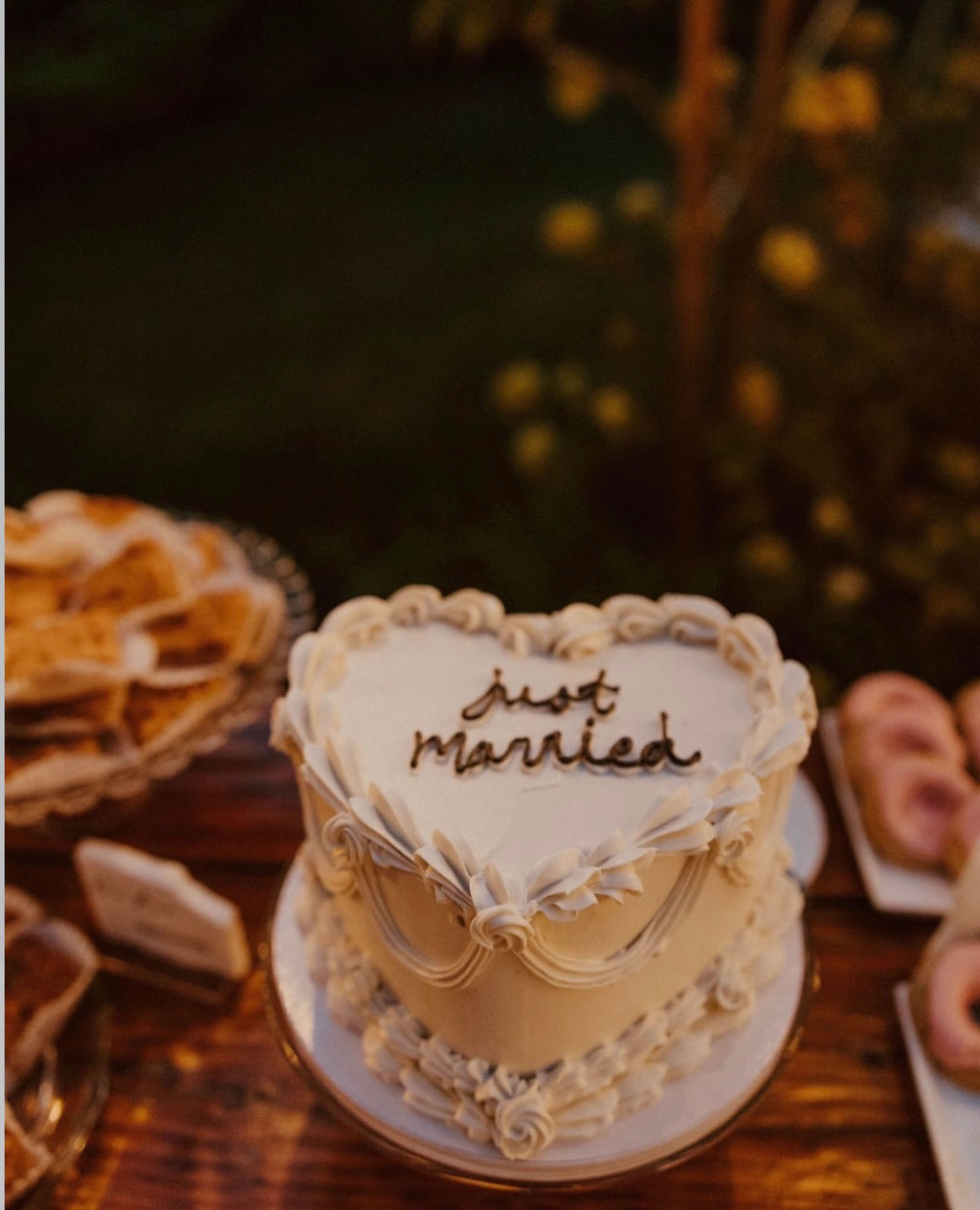 *CUSTOM* Tasting Cake Box (serves 16, so grab your best friends, family, vendors etc. and make a party out of choosing!) Not getting married? We don’t mind, place an order just because…have some fun!